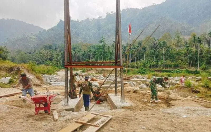 Gotong royong warga bersama TNI bangun jembatan gantung desa. (Foto:Dok)