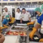 Kepala Lapas Banda Aceh dampingi kunjungan Kakanwil Ditjenpas Aceh saat meninjau dapur Lapas Banda Aceh. (Foto:Dok/Lapas Banda Aceh)
