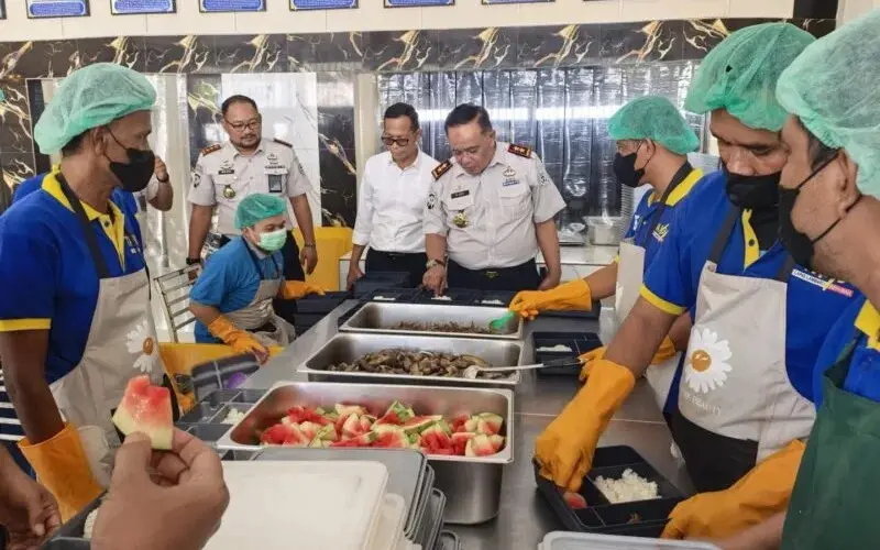 Kepala Lapas Banda Aceh dampingi kunjungan Kakanwil Ditjenpas Aceh saat meninjau dapur Lapas Banda Aceh. (Foto:Dok/Lapas Banda Aceh)