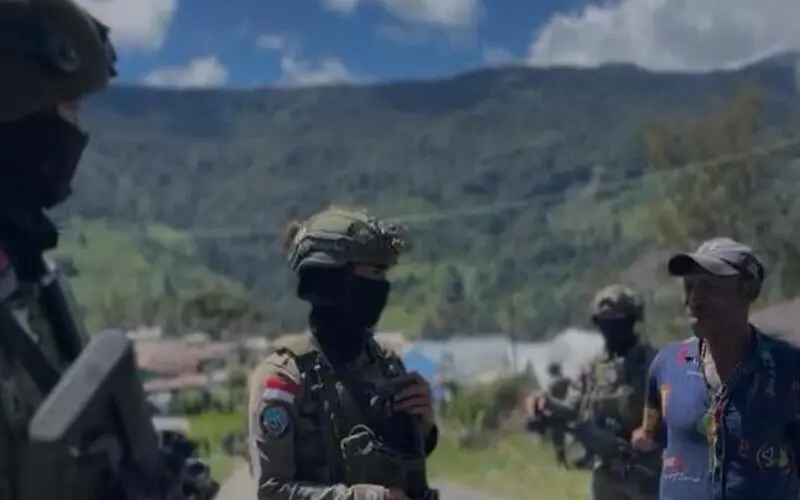 Personel Satgas Damai Cartenz patroli jalan kaki dan berinteraksi dengan masyarakat Distrik Sinak. (Foto: Dok/Satgas)