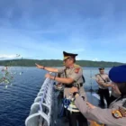 Upacara tabur bunga di KP Wisanggeni 8005. Prosesi penghormatan pahlawan di Pelabuhan Malahayati. (Foto:Dok/Polda Aceh)