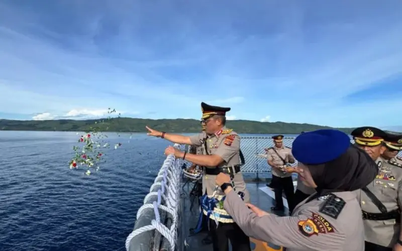 Upacara tabur bunga di KP Wisanggeni 8005. Prosesi penghormatan pahlawan di Pelabuhan Malahayati. (Foto:Dok/Polda Aceh)