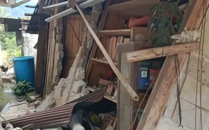 Kerusakan bangunan akibat Gempa Magnitudo 6,7. Warga mengungsi usai gempa mengguncang wilayah Palu dan Sigi, Sulawesi Tengah. (Foto:Dok/Ist)