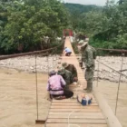 Personel TNI dan warga mengecat Jembatan Gantung Perintis di Ketambe. (Foto:Dok/Kodam IM)