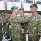 Pangdam IM menyerahkan penghargaan kepada prajurit berprestasi di Banda Aceh. (Foto:Dok/IM)