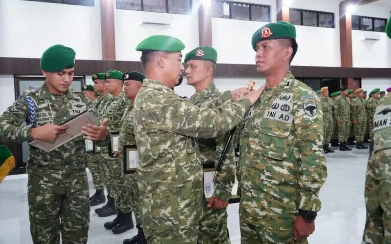 Pangdam IM menyerahkan penghargaan kepada prajurit berprestasi di Banda Aceh. (Foto:Dok/IM)
