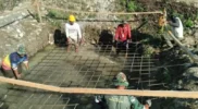 Gotong royong buat jembatan gantung