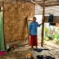 Warga Gampong Aceh keluhkan lambatnya bantuan pemerintah. Kondisi Rumah korban banjir ditopang kayu dan terpal. (Foto:Dok/Ist)