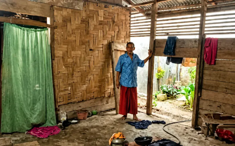 Warga Gampong Aceh keluhkan lambatnya bantuan pemerintah. Kondisi Rumah korban banjir ditopang kayu dan terpal. (Foto:Dok/Ist)