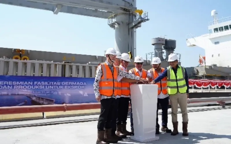 Jajaran manajemen SIG, Solusi Bangun Indonesia, Taiheiyo Cement Corporation, dan Hutama Karya meresmikan operasional fasilitas dermaga dan produksi untuk ekspor di Tuban, Jawa Timur. (Foto:Dok/SBI)