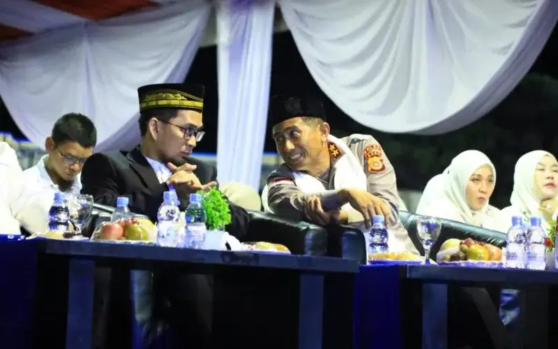 Ustaz Adi Hidayat & Kapolda Aceh menyampaikan kajian kebangsaan dalam Bhayangkara Fest 2026. (Foto:Dok/Polda Aceh)