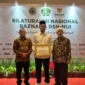 Prof Muhammad Yasir Yusuf menerima Anugerah Kepatuhan Zakat Berdampak. (Foto:Dok/Bank Aceh)