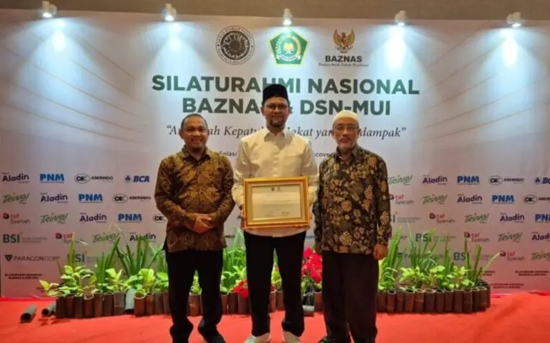 Prof Muhammad Yasir Yusuf menerima Anugerah Kepatuhan Zakat Berdampak. (Foto:Dok/Bank Aceh)