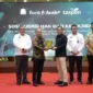 Penyerahan cendera mata dalam kegiatan Sosialisasi Pensiun ASN oleh Bank Aceh dan Taspen. (Foto:Dok/Bank Aceh)