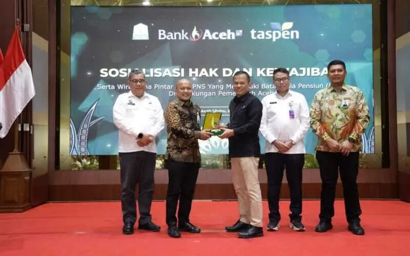 Penyerahan cendera mata dalam kegiatan Sosialisasi Pensiun ASN oleh Bank Aceh dan Taspen. (Foto:Dok/Bank Aceh)