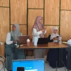 Direktur Flower Aceh Riswati menyampaikan hasil Rapid Gender Assessment, diskusi perlindungan perempuan dan kelompok rentan saat bencana. (Foto:Dok/LN)