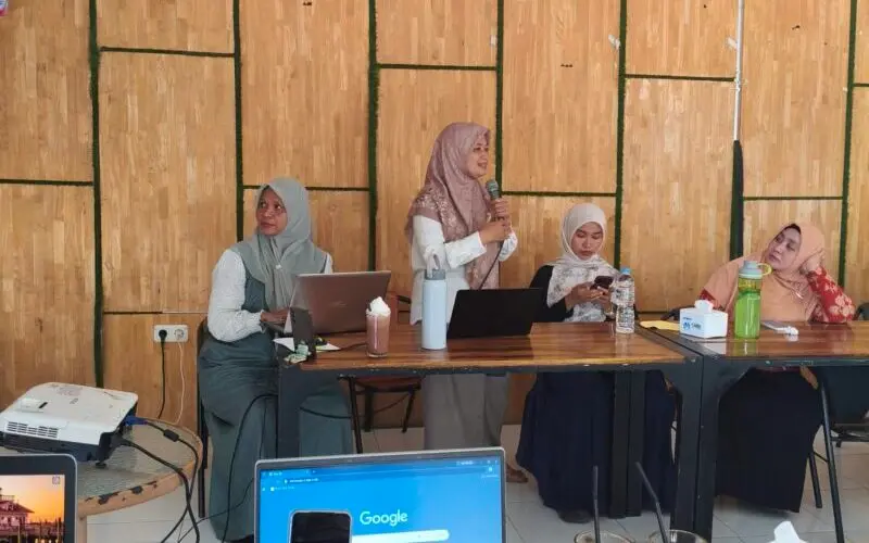 Direktur Flower Aceh Riswati menyampaikan hasil Rapid Gender Assessment, diskusi perlindungan perempuan dan kelompok rentan saat bencana. (Foto:Dok/LN)