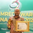 Dirut Bank Aceh Fadhil Ilyas menerima Pemred Award 2026. (Foto:Dok/Bank Aceh)