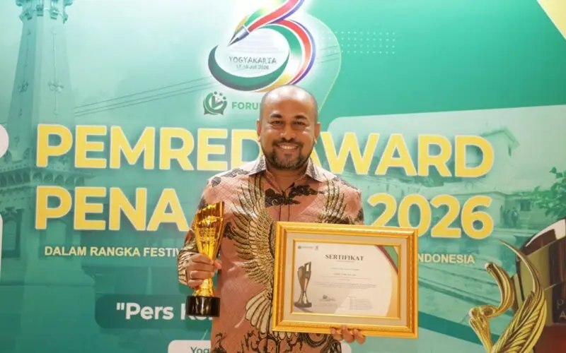Dirut Bank Aceh Fadhil Ilyas menerima Pemred Award 2026. (Foto:Dok/Bank Aceh)