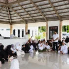 Dirut Bank Aceh Syariah Fadhil Ilyas bersama jamaah haji Kloter 2 Aceh ziarah makam Habib Bugak di Bireuen. (Foto:Dok/Bank Aceh).