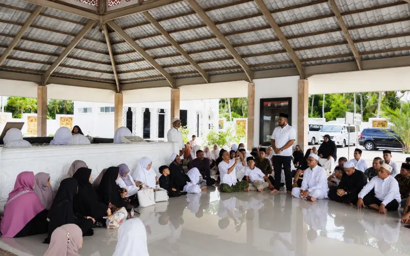 Dirut Bank Aceh Syariah Fadhil Ilyas bersama jamaah haji Kloter 2 Aceh ziarah makam Habib Bugak di Bireuen. (Foto:Dok/Bank Aceh).