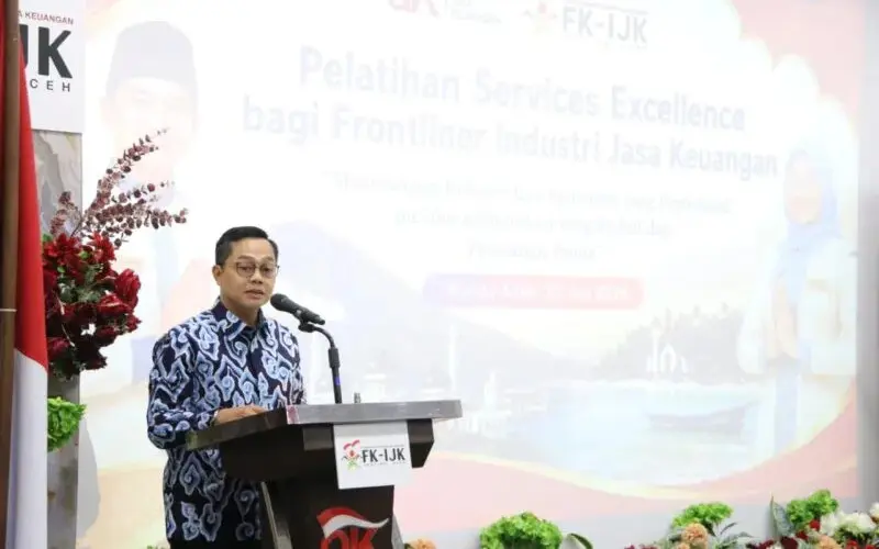 Kepala OJK Aceh Daddi Peryoga memberikan sambutan pada Pelatihan Service Excellence. (Foto:Dok/OJK).