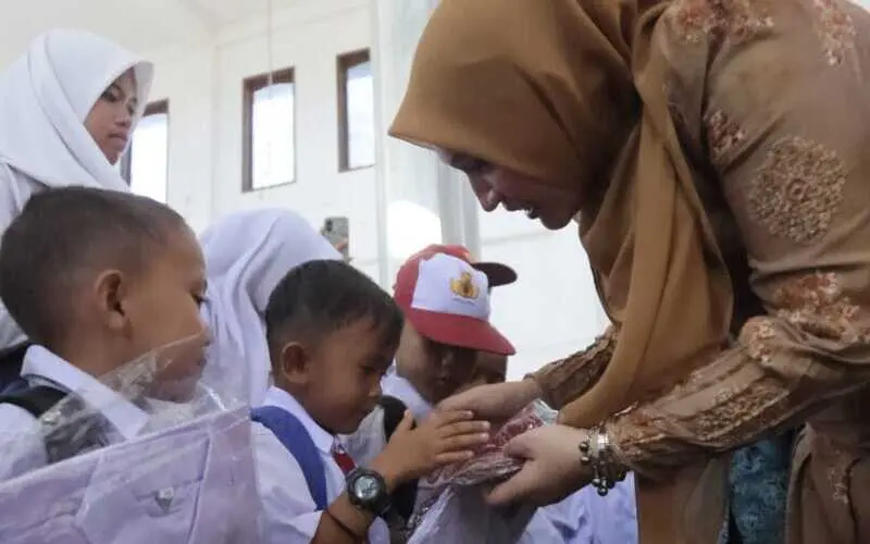 Kak Na menyerahkan seragam kepada siswa sekolah darurat Aceh Tengah. (Foto:Dok)