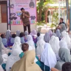 Anak-anak mengikuti dongeng edukatif Kak Bimo di Bireuen. (Foto:Dok/LN)