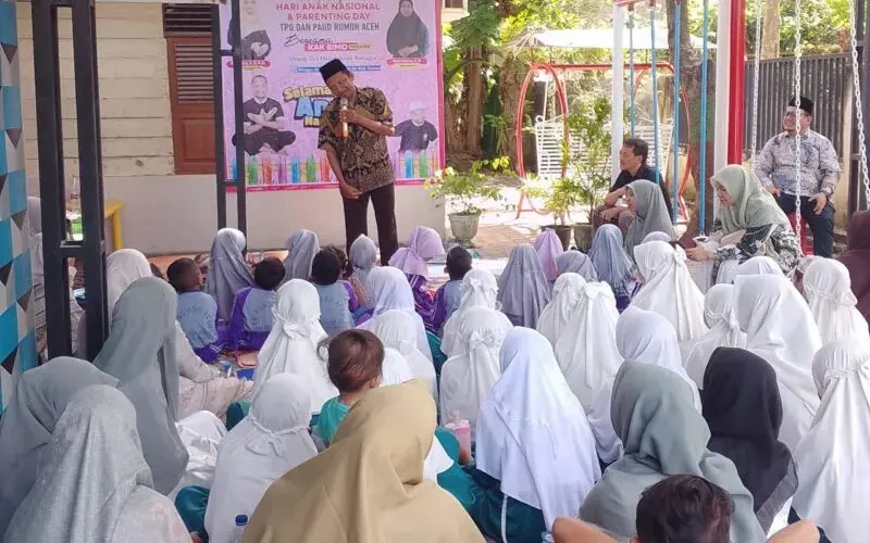 Anak-anak mengikuti dongeng edukatif Kak Bimo di Bireuen. (Foto:Dok/LN)