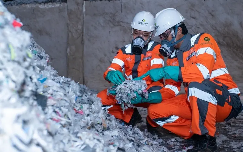 Solusi Bangun Indonesia manfaatkan limbah industri dan sampah sebagai bahan bakar serta bahan baku alternatif dalam proses produksi semen. (Foto:Dok/SBI).