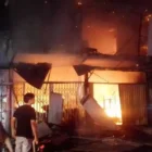 Kebakaran hebat melanda sebuah ruko depot air minum di Gampong Lamdingin, Banda Aceh, Senin malam. (Foto:Dok/LN)