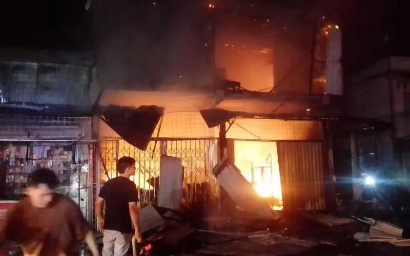 Kebakaran hebat melanda sebuah ruko depot air minum di Gampong Lamdingin, Banda Aceh, Senin malam. (Foto:Dok/LN)