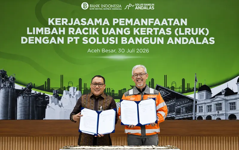 Bank Indonesia Provinsi Aceh, Agus Chusaini menandatangani pelaksanaan kerja sama pemanfaatan limbah racik uang kertas (LRUK) sebagai bahan bakar alternatif di pabrik Solusi Bangun Analas.(Foto:Dok/SBA)