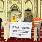 Solusi Bangun Andalas menyerahkan bantuan perlengkapan ibadah untuk masjid di kemukiman Lampu'uk. (Foto:Dok/SBA)