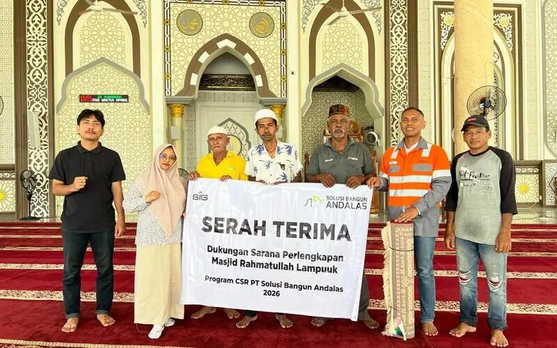 Solusi Bangun Andalas menyerahkan bantuan perlengkapan ibadah untuk masjid di kemukiman Lampu'uk. (Foto:Dok/SBA)