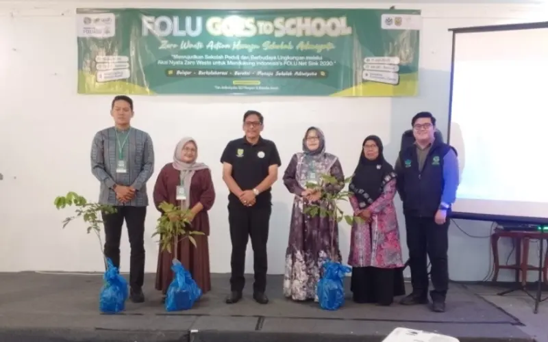 Penyerahan bibit rambutan untuk peserta.