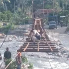 Pemasangan papan lantai Jembatan Gantung Perintis Aceh Tenggara. (Foto:Dok/Kodim 0108)