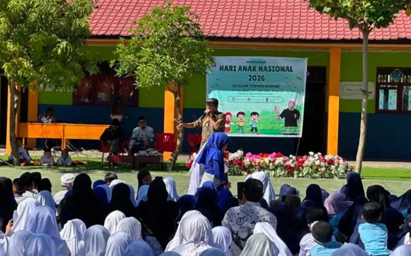 Siswa SD IT Madani mengikuti dongeng Hari Anak Nasional bersama kak bimo. (Foto:Dok/LN)