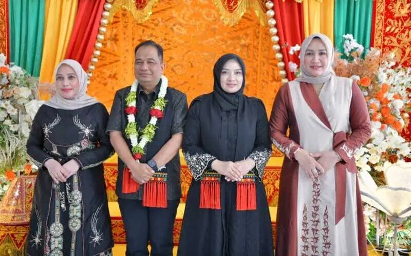 Kak Na sambut Kapolda Aceh bersama Ketua Bhayangkari Daerah Aceh. (Foto:Dok/Adpim)
