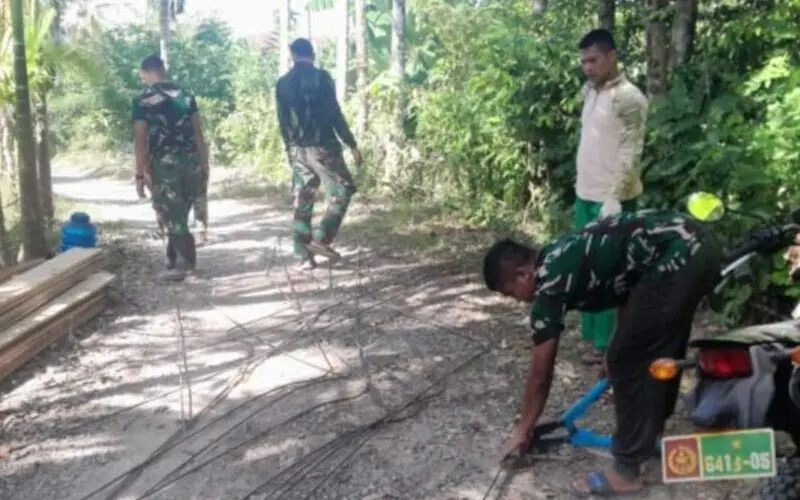 Kodim 0107 Aceh Selatan membangun Jembatan Aramco di Desa Ruak, untuk meningkatkan akses masyarakat desa. (Foto:Dok/Kodim 0107)