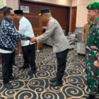 Wakapolda Aceh menyambut kedatangan Mendagri Tito di Bandara SIM. (Foto:Dok/Polda Aceh)