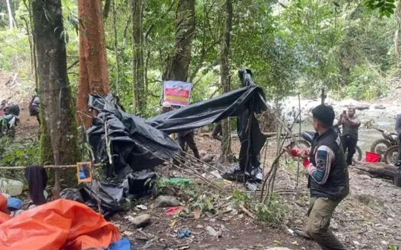 Petugas memusnahkan pondok dugaan tambang emas ilegal di Jantho. (Foto:Dok/Polres Aceh Besar)
