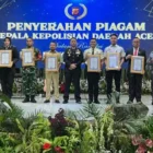Penyerahan piagam penghargaan HUT Bhayangkara ke-80. (Foto:Dok/Polda Aceh)