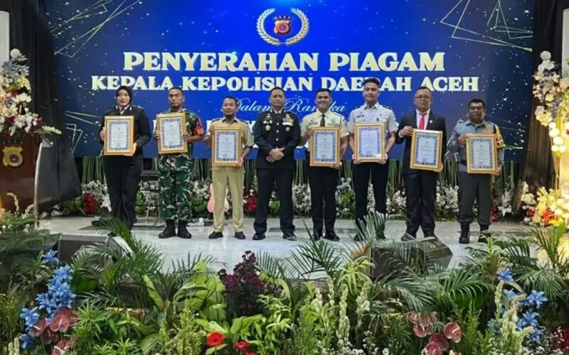 Penyerahan piagam penghargaan HUT Bhayangkara ke-80. (Foto:Dok/Polda Aceh)