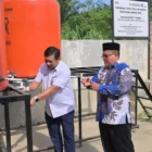 Direktur Utama PT Solusi Bangun Indonesia Tbk, Rizki Kresno Edhie Hambali didampingi Asisten Administrasi Umum Setdakab Aceh Tamiang, Ir. Muhammad Zein, mencoba langsung fasilitas air bersih yang sudah dapat digunakan oleh masyarakat di Masjid Nurut Taqwa, Kecamatan Karang Baru, Kabupaten Aceh Tamiang. (Foto:Dok/SBI)