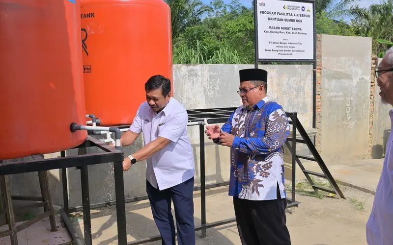Direktur Utama PT Solusi Bangun Indonesia Tbk, Rizki Kresno Edhie Hambali didampingi Asisten Administrasi Umum Setdakab Aceh Tamiang, Ir. Muhammad Zein, mencoba langsung fasilitas air bersih yang sudah dapat digunakan oleh masyarakat di Masjid Nurut Taqwa, Kecamatan Karang Baru, Kabupaten Aceh Tamiang. (Foto:Dok/SBI)