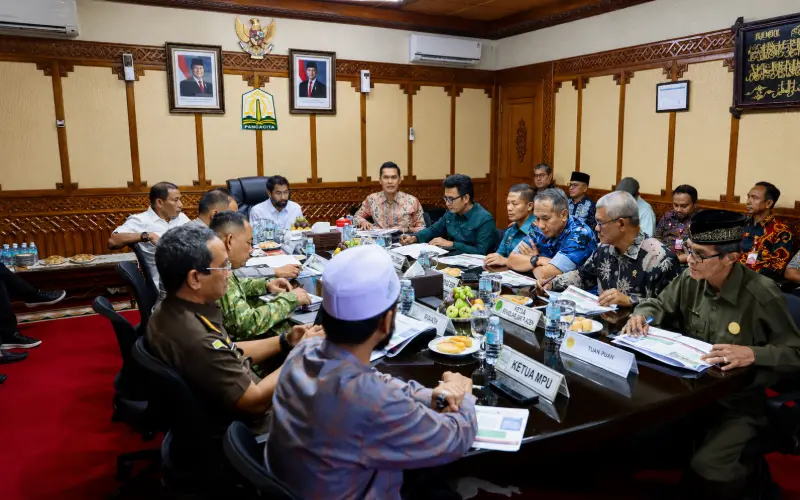 Gubernur Aceh Muzakir Manaf memimpin rapat Forkopimda Aceh bahas rehabilitasi dan rekonstruksi pascabencana. (Foto:Dok/Adpim)