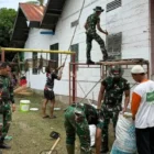 Babinsa dan warga bergotong royong memperbaiki TK Malahayati. (Foto:Dok/IM)
