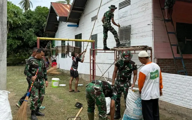 Babinsa dan warga bergotong royong memperbaiki TK Malahayati. (Foto:Dok/IM)