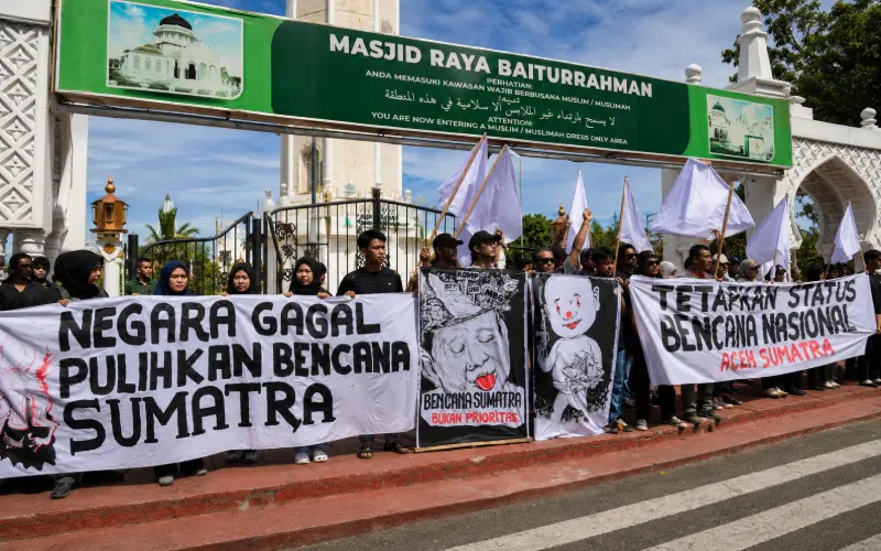 Koalisi Sipil desak bencana Aceh-Sumatra menjadi bencana nasional. Bendera putih simbol kritik penanganan bencana ekologis Aceh-Sumatra. (Foto:Dok/LN)